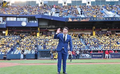 中信兄弟熱情High翻台中洲際　爆滿球迷見證恰恰23背號引退