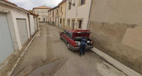 Google街景拍到棄屍過程？ 嫌犯白塑膠袋裹屍塞車內全被拍下