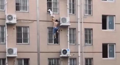 驚險！4歲女童「爬出鐵窗」脖子卡住…懸掛外牆　他只穿拖鞋爬到4樓救人