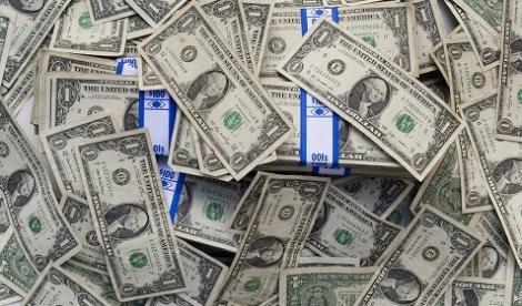 做回收撿到一疊美鈔拿去換新台幣　台銀一看馬上報警！