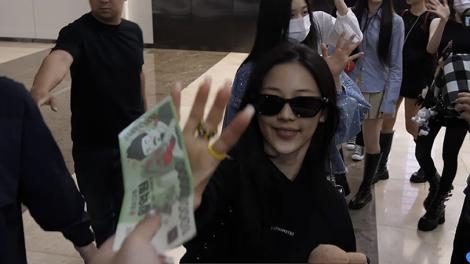 BABYMONSTER現身機場！Ruka秒收「鈔票」反應逗樂粉絲