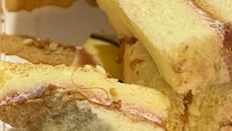 蛋糕名店驚見QQ毛！她咬一口「舌頭被劃過」　撥開嚇歪：裡面再插一根