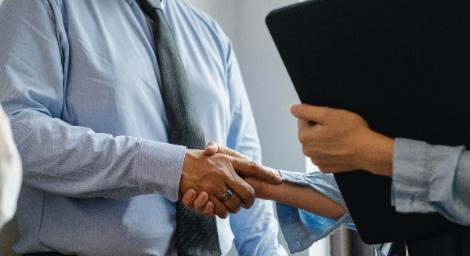 跳槽竟挖跑客戶！老闆切心「飼老鼠咬布袋」依競業條款提告　律師曝真相：常常贏不了