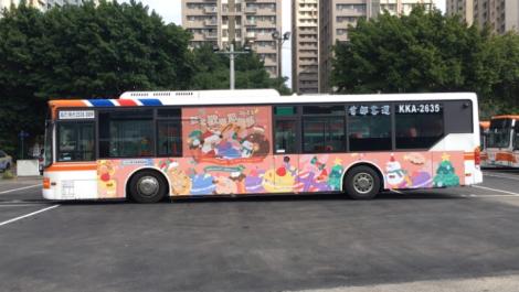 新北歡樂耶誕城「桑塔熊」主題公車盛裝登場！