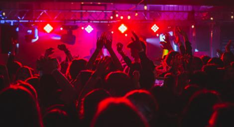 夜店「歧視規定」惹怒網友　禿頭、65公斤以上女子「禁止入內」