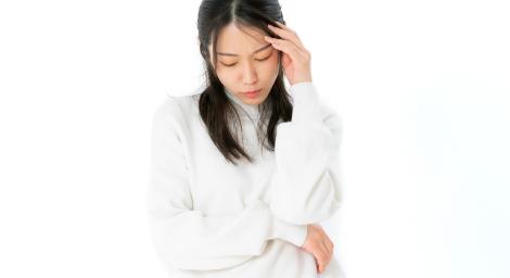 女大生「吃藥調經期」頭頸痛爆！醫：引發顱內5.5公分致命危機