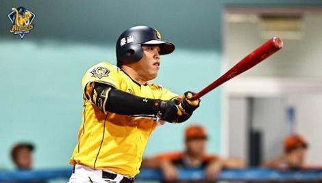 整架飛機等陳子豪一人！乘客脾氣「全炸裂」　妻無奈：莫名被噴