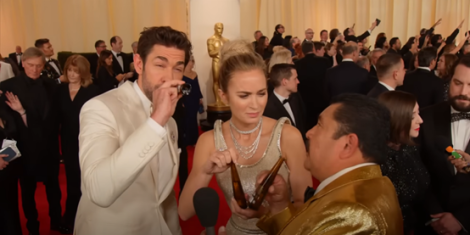 奧斯卡花絮!女神莎莉賽隆扭芭比頭灌酒　拉丁裔珍寶「紅毯酒」超夯引巨星朝聖