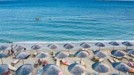 詭異大風吹起陽傘！度假女超衰「胸口被刺穿」…急送醫還是死了