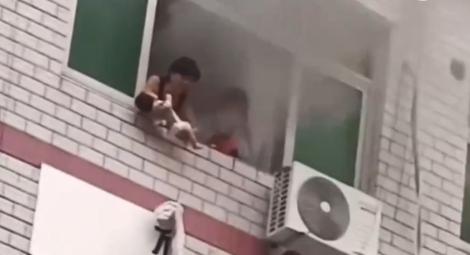 住家大火！母親將嬰兒「從4樓窗戶拋出」路人合力接起　挽救小生命