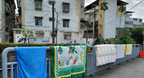 真的好黑特！他PO照「水溝曬被子」引網兩派論戰