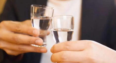 老闆聚餐「祭獎金拼酒」　男子勉強喝下肚…結果死掉了