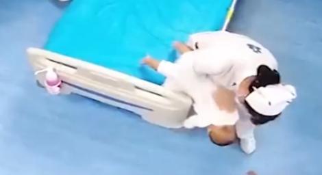 嬰兒吃軟爛香蕉！嗆到不能呼吸　哈姆立克法失效…下場曝光