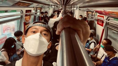 吳慷仁遊香港…突遭港警臨檢！姿勢怪惹注目　當地人曝現況