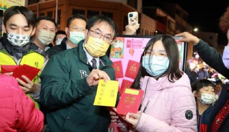開春大吉迎財神！促銷加碼抽福袋　麻豆夜市送券振興市場經濟