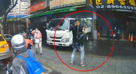 只剩我沒槍？17歲槍手「通勤時間」瘋狂掃射　全程被錄下
