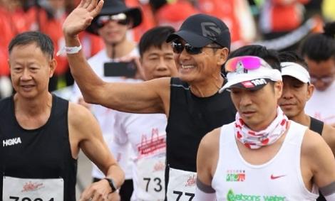 周潤發跑半馬順利完賽！他曝：跑步不累…累的是做這件事