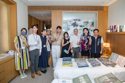 一張含有 室內, 服裝, 牆, 人員 的圖片 
自動產生的描述