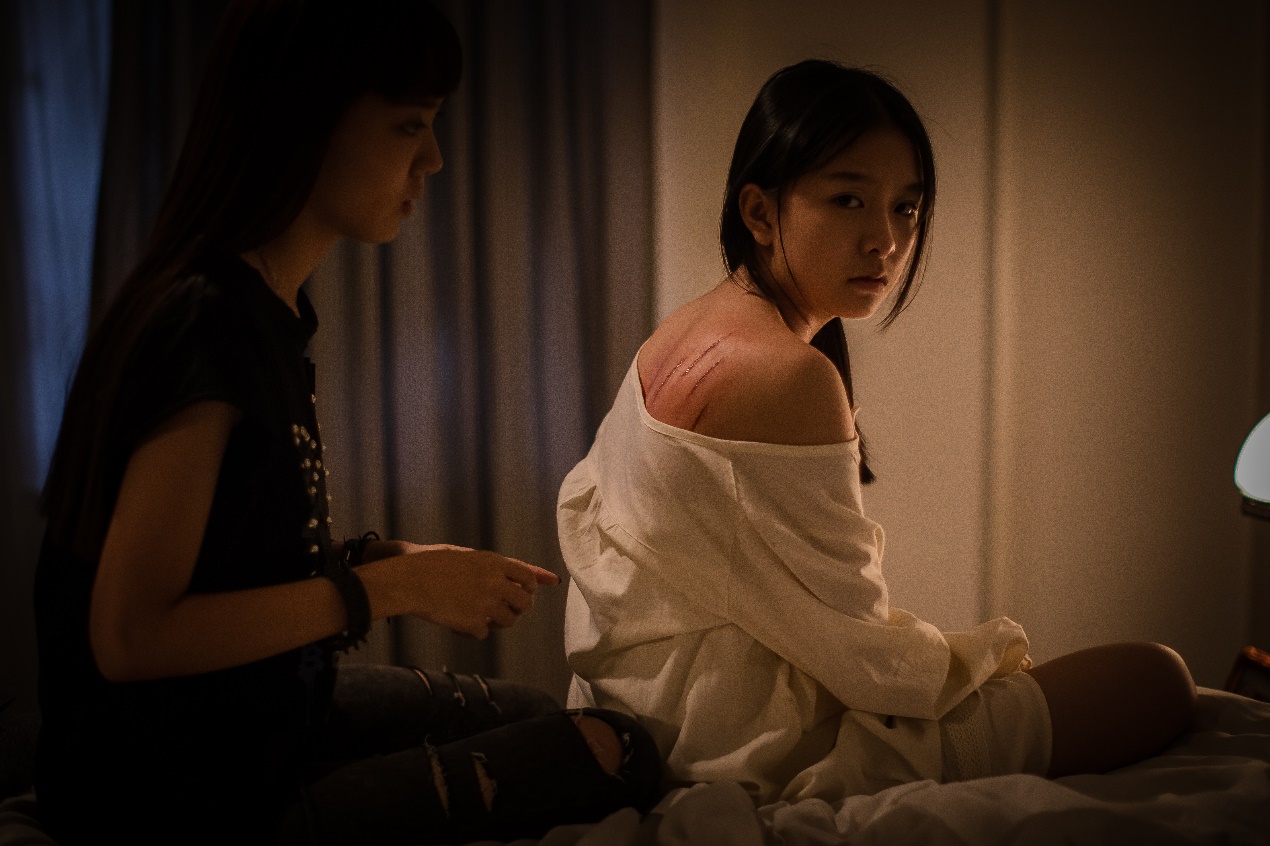 一張含有 人員, 室內 的圖片

自動產生的描述